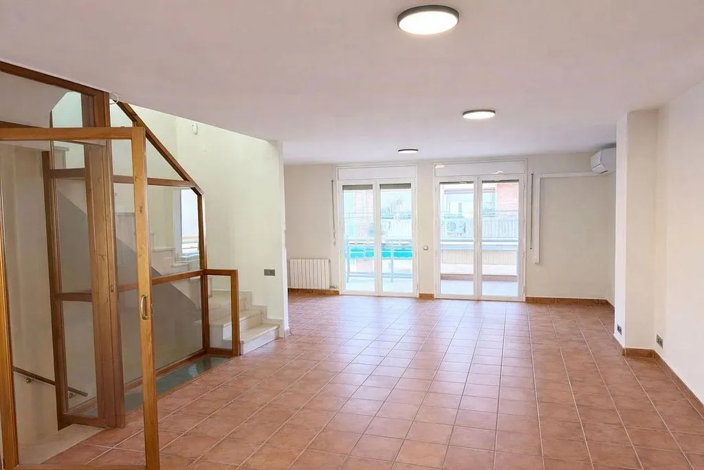 Elutuba - Triplex with Large Terrace in Horta-Guinardó