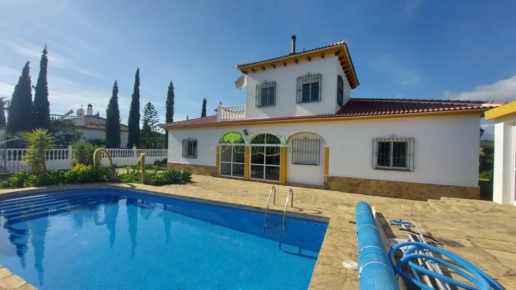 Bassein - Villa with Pool and Mountain Views in Canillas de Aceituno