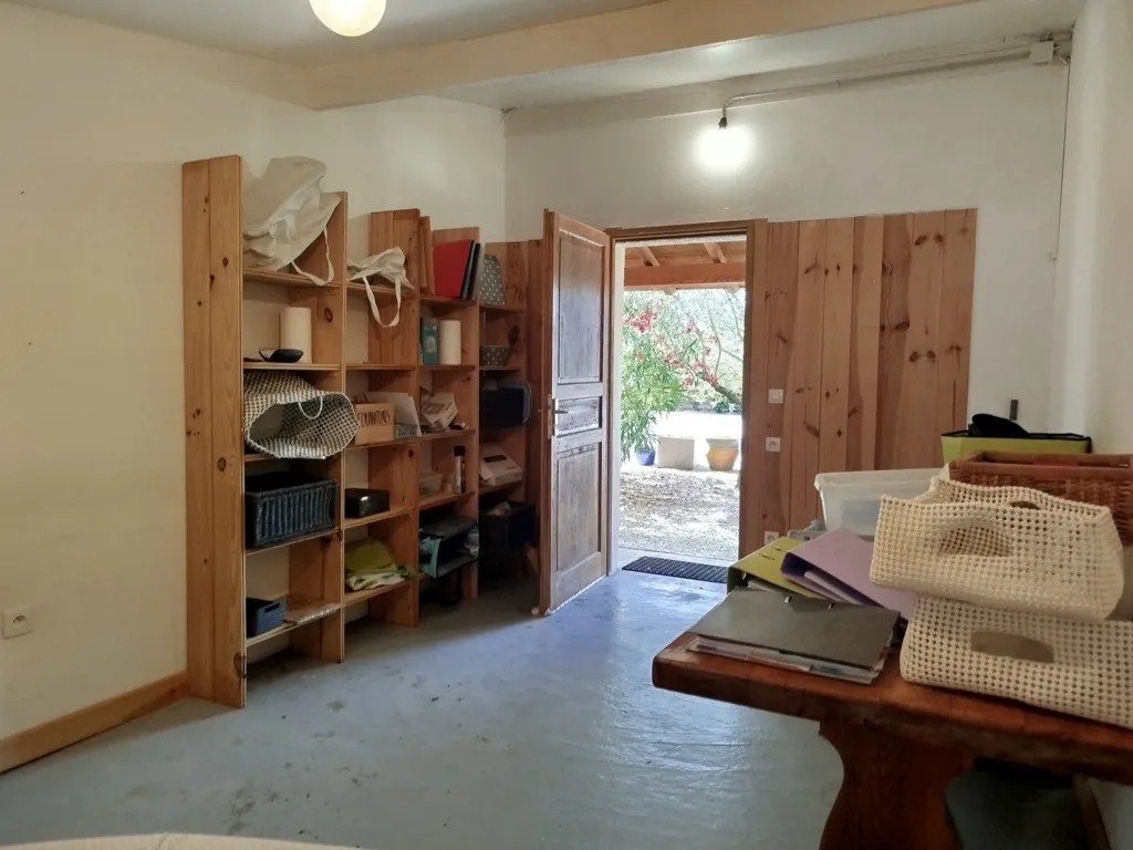 Utility Room - Family House with Pool in Quiet Area