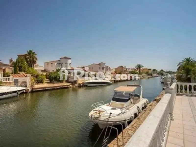 Chalet with Pool and Garden in Empuriabrava