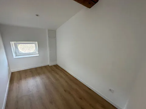 Pièces - Appartement Rénové avec Bureau à Paris