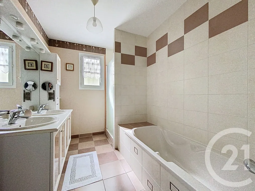 Salles de bain - Villa de Plain-Pied avec Piscine à Breuil-Magné