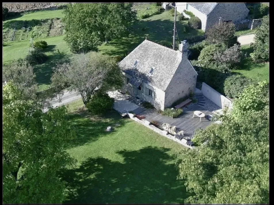 Vue aérienne - Cottage Rénové avec Terrasse et Terrain à Argentat