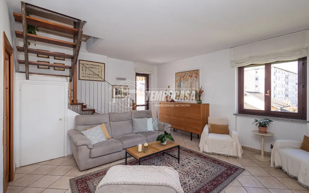 Séjour - 5-Bedroom Apartment with Double Garage in Chieri