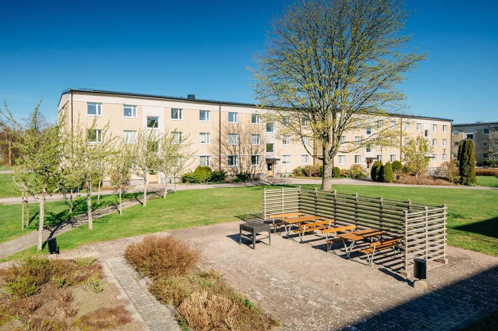 Garden - Spacious 1-Bedroom Flat with Balcony in Lidköping
