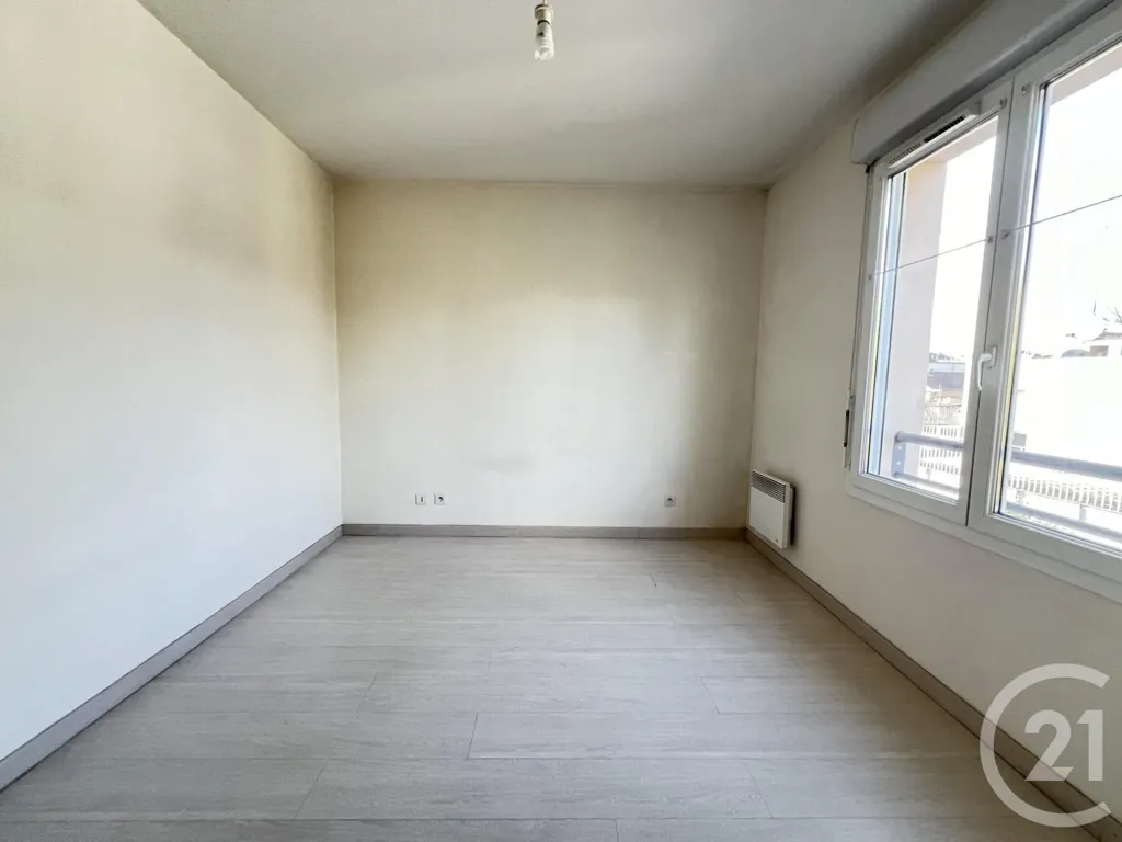 Toad - 2-Bedroom Flat with Private Parking in Chartres