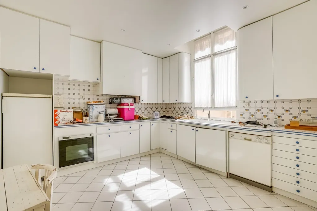 Cuisine - Appartement 8 Pièces avec Balcon au 2ème Étage, Paris 6