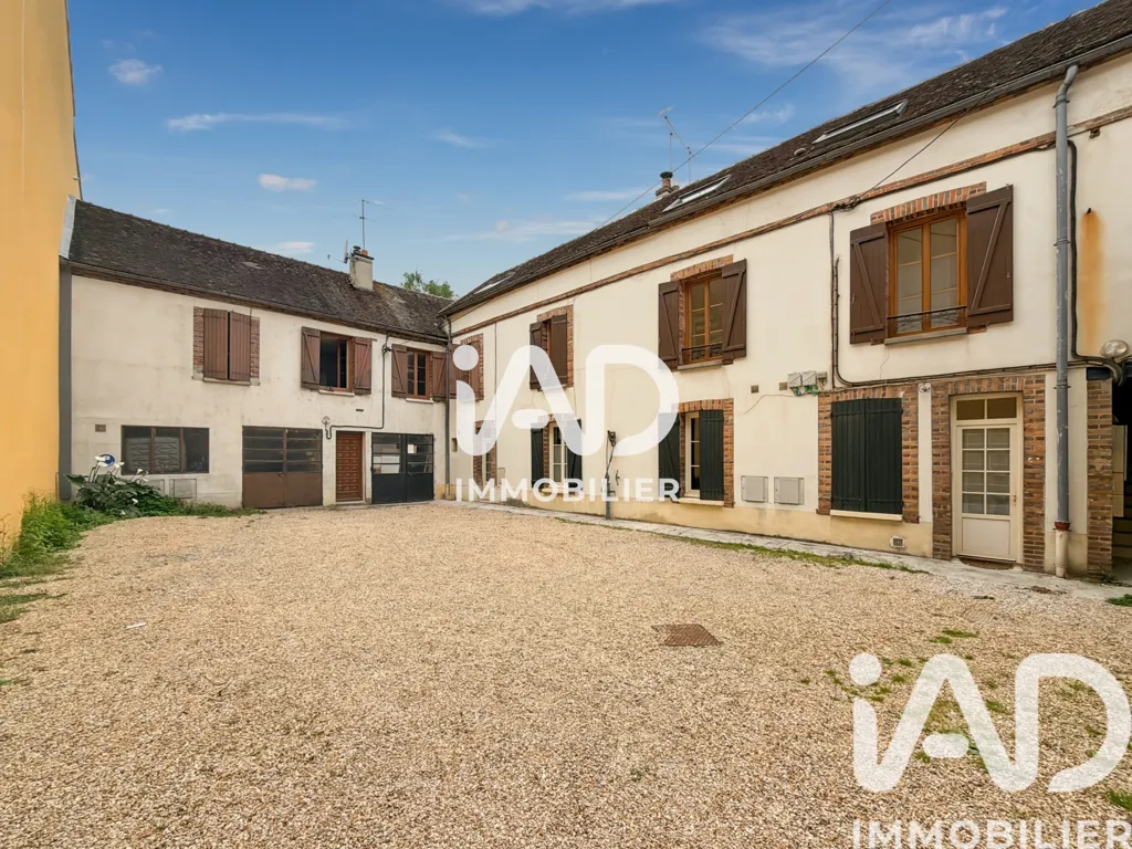 Aed - Charming 5-Bedroom Apartment in Sens