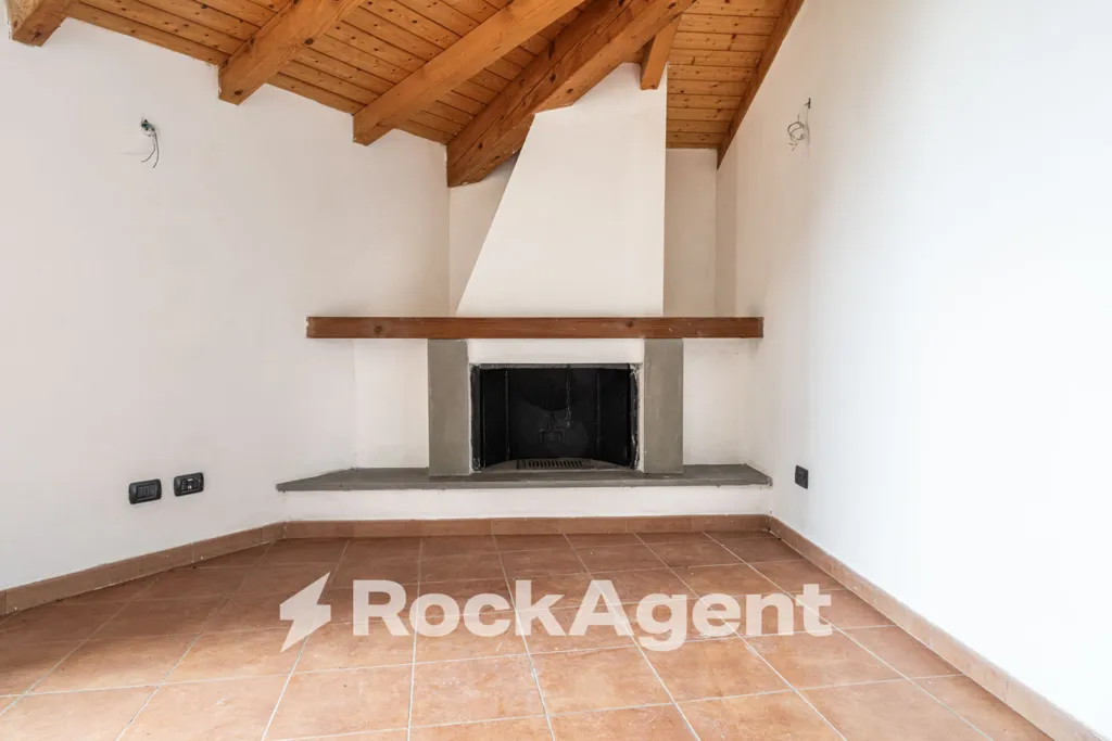 Rooms - First Floor Flat with Balcony in Camolino