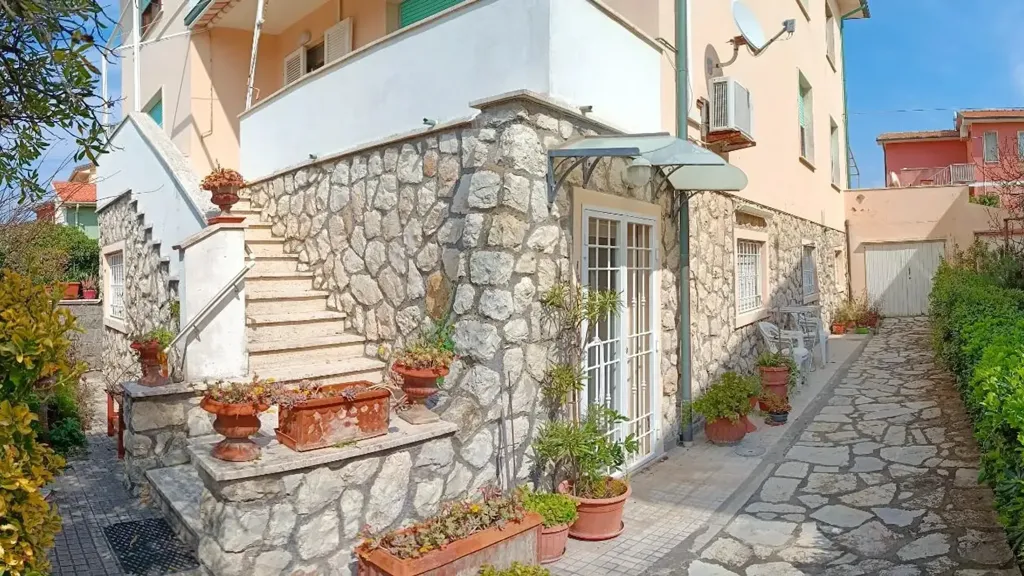 Extérieur - Spacious Apartment with Terrace in Rosignano Solvay