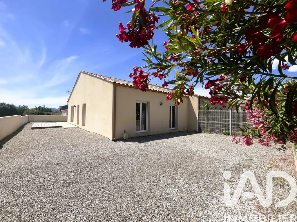 Aed - Flat-Roofed Villa with Pool Potential in Autignac