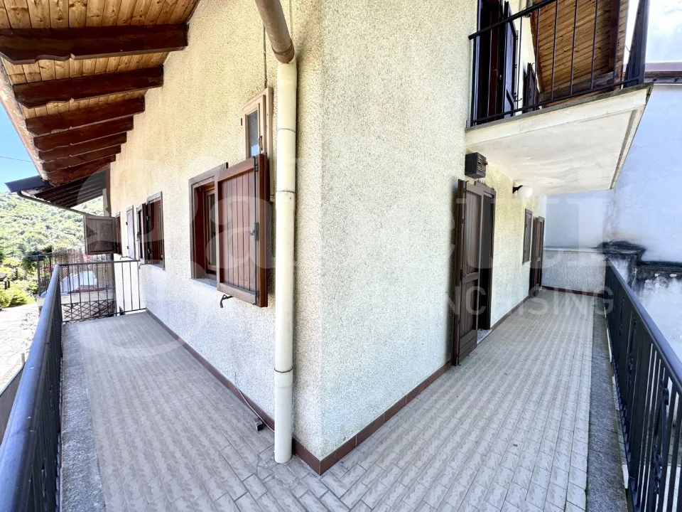 Balcony - Rustic House with Garden in Giaveno