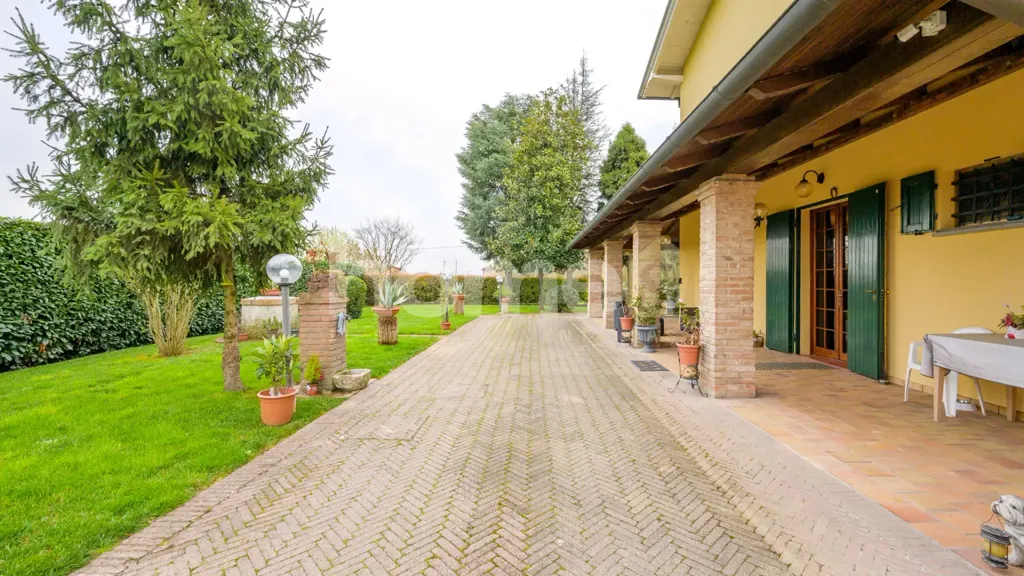Terrass - Luxury Villa with Garden in Modena