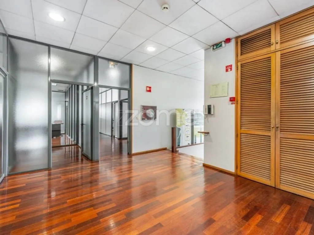Kabinet - Corporate Office with South Terrace in Maia