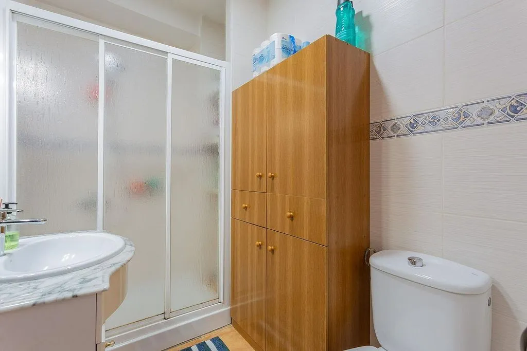 Salles de bain - Three-Bedroom House with Terrace in Ítrabo