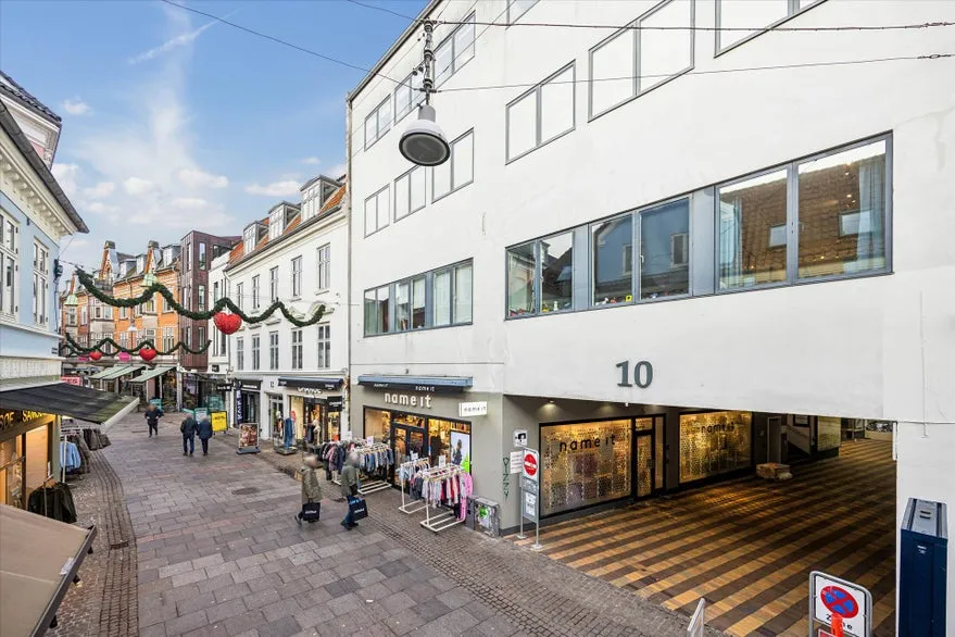Välivaade - AAA Retail Unit with Corner Location in Bispensgade