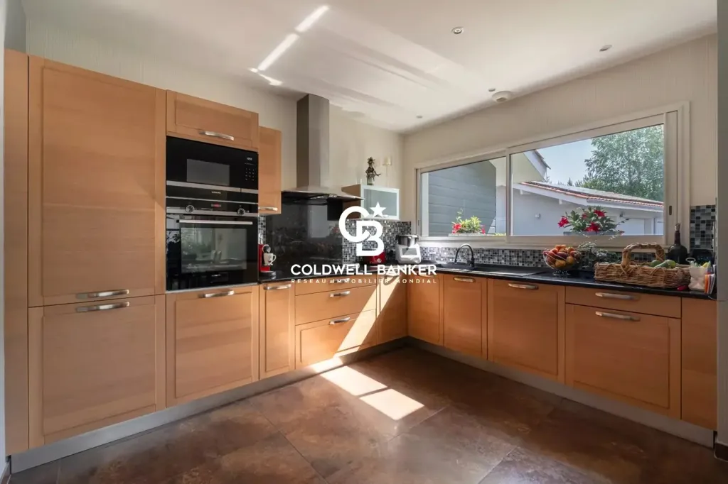 Kitchen - Villa with Pool in Lakeside Setting