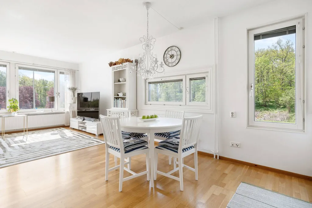 Salle à manger - Modern Apartment with Balcony near Farsta