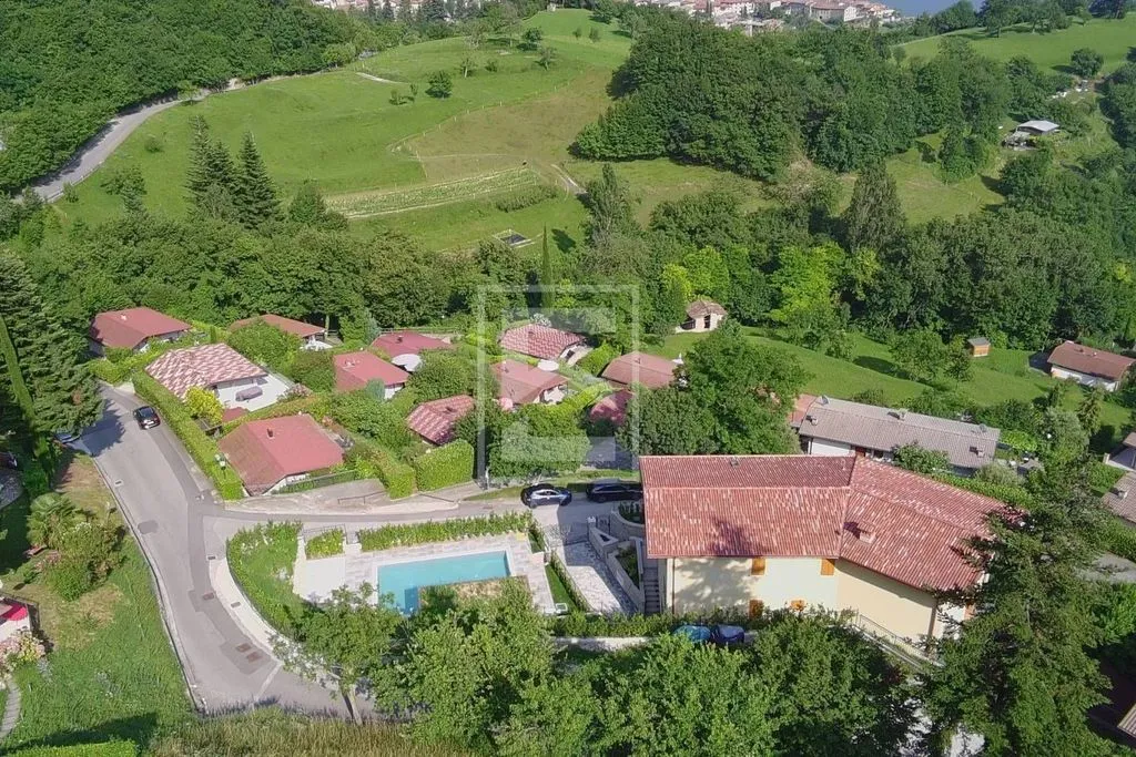 Õhuvaade - Villa with Pool Under Construction in Tignale