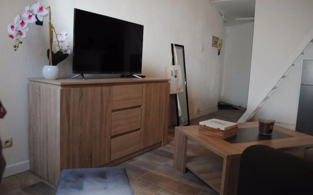 Séjour - Studio Meublé avec Mezzanine à Nîmes