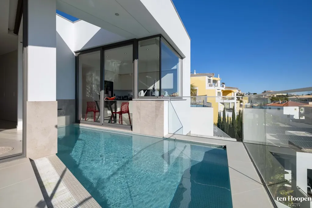 Piscina - Contemporary Villa with Ocean Views in Cerro das Mós