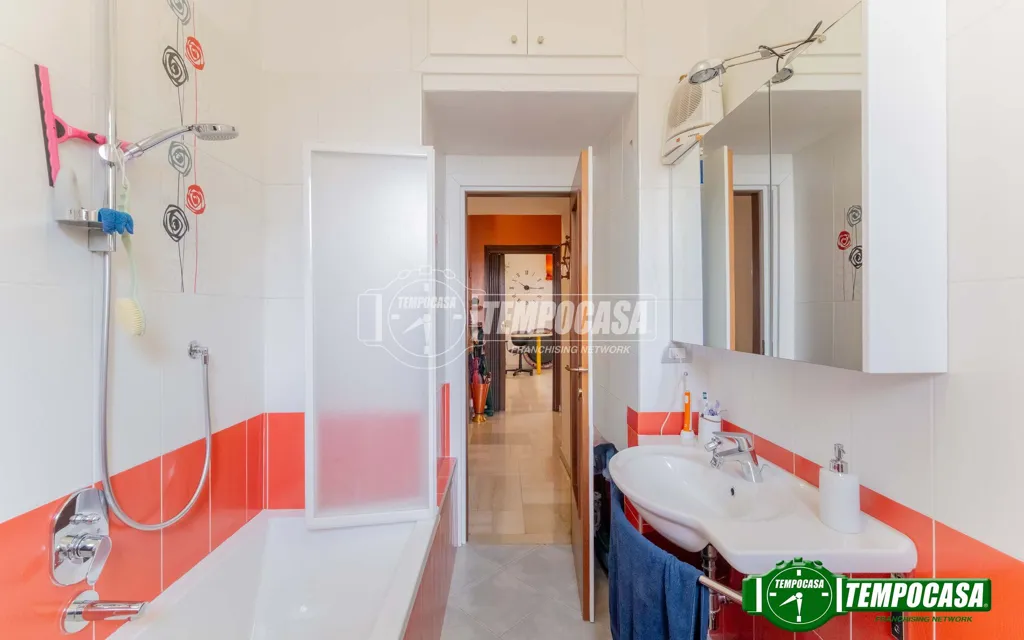 Salles de bain - Brightly Laid-Out Flat with Balcony in Milan