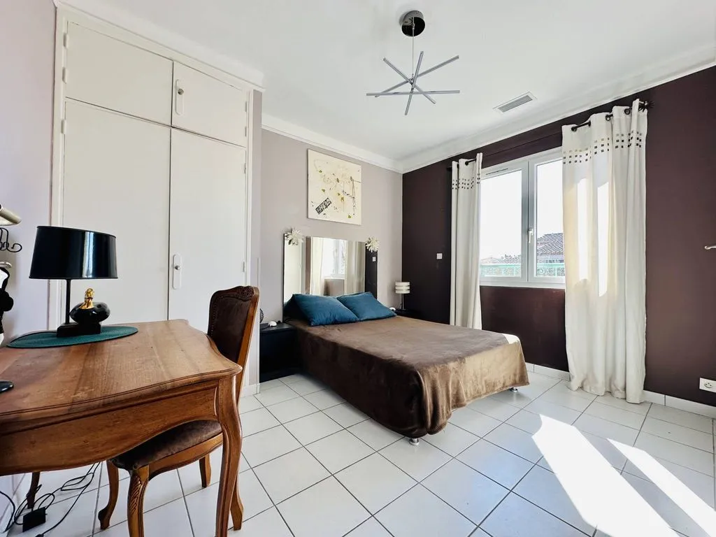 Chambres - Villa Luxueuse avec Piscine à Lattes