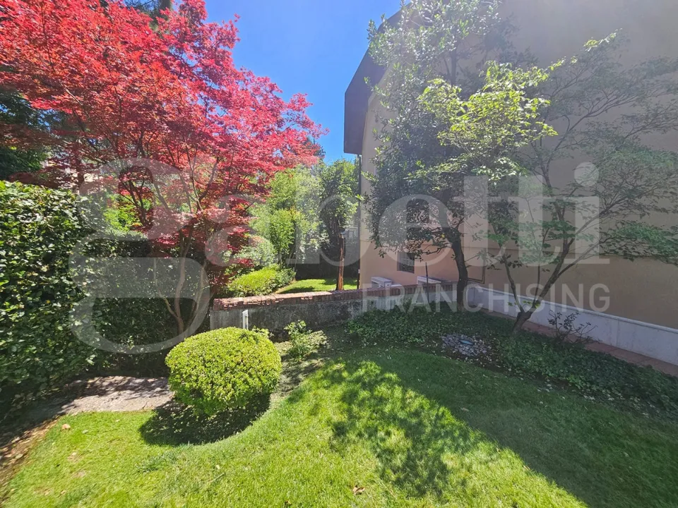 Jardin - Classical Villa with Garden in Brescia