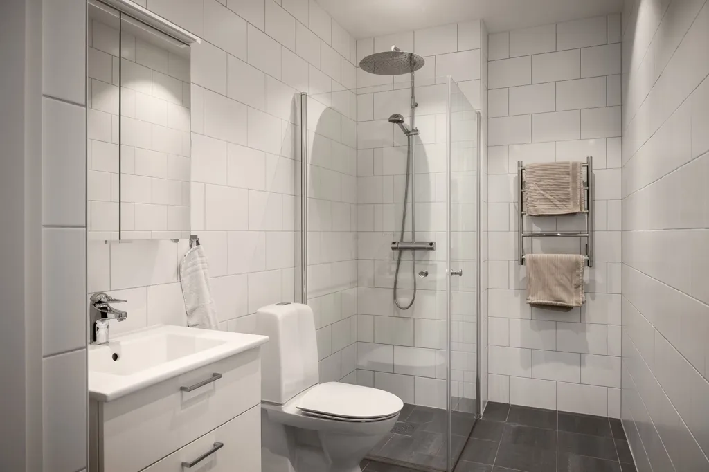 Bagni - Modern 4-Bedroom Flat with Balcony in Backadalsstigen