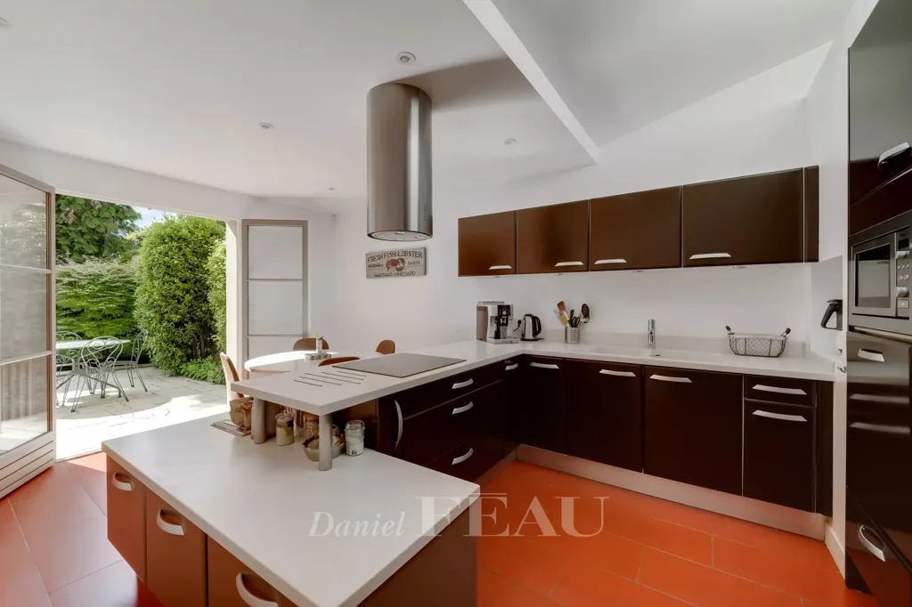 Cuisine - Maison Familiale avec Jardin Paysagé à Versailles