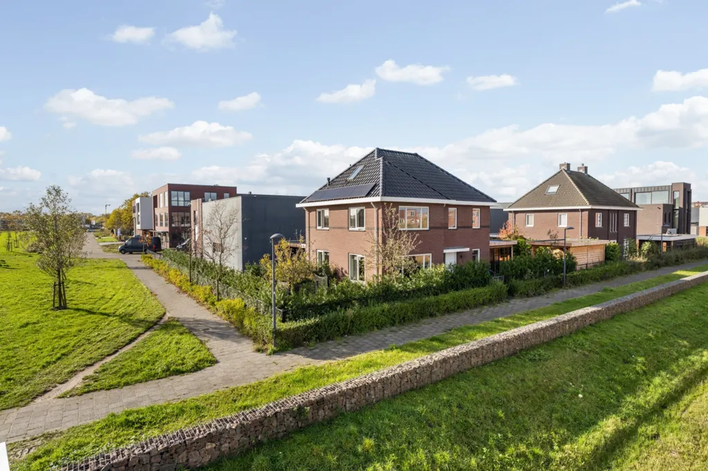 Välivaade - Detached House with Business Hall in Breda
