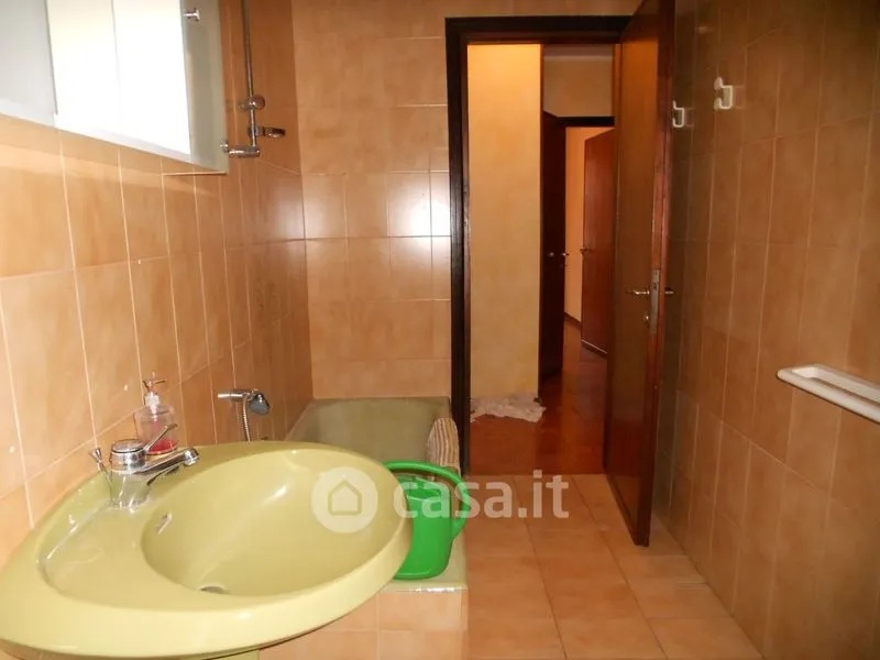Salles de bain - 4-Bedroom Apartment with Balcony in Novara