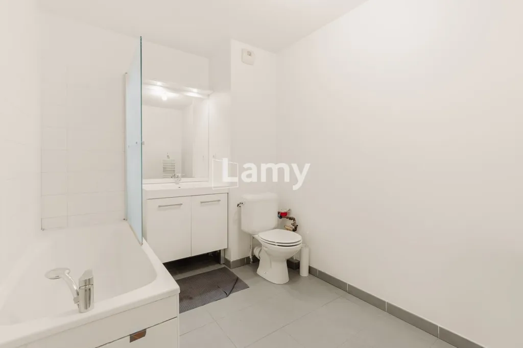 Vannitoad - Bright 3-Bed Flat with Balcony in Recent Building