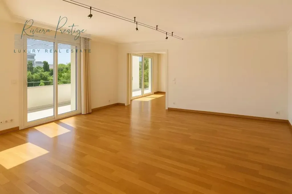 Elutuba - Penthouse Apartment with Pool View in Cannes