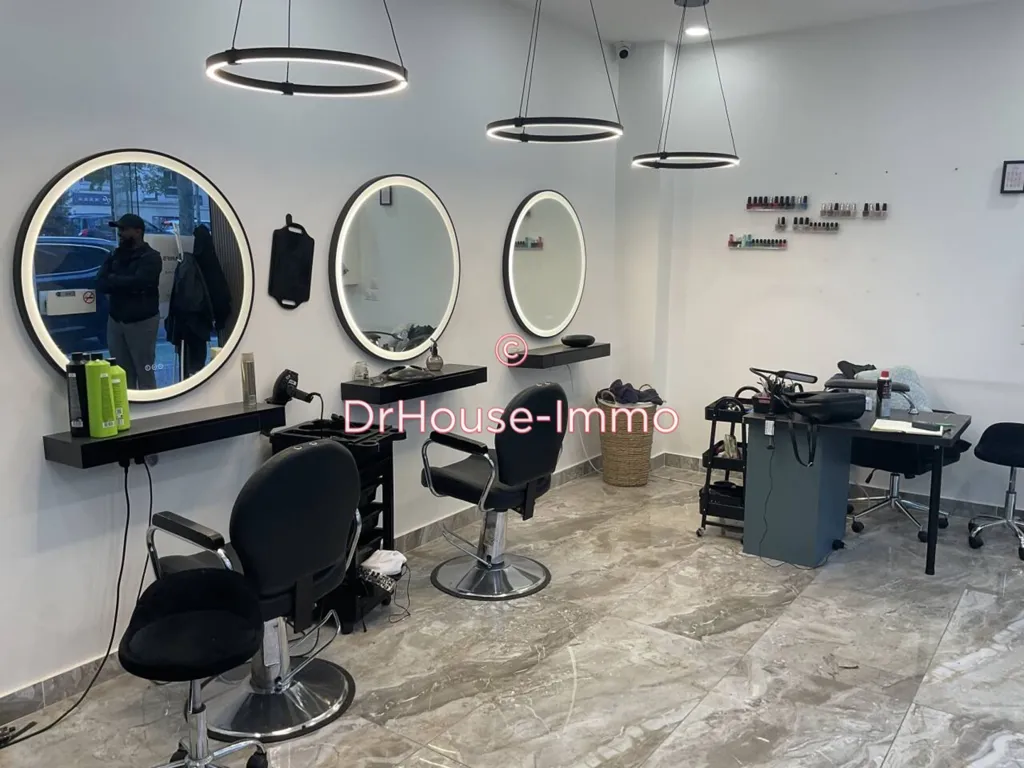Pièces - Salon de Coiffure avec Vitrine sur Boulevard à Paris