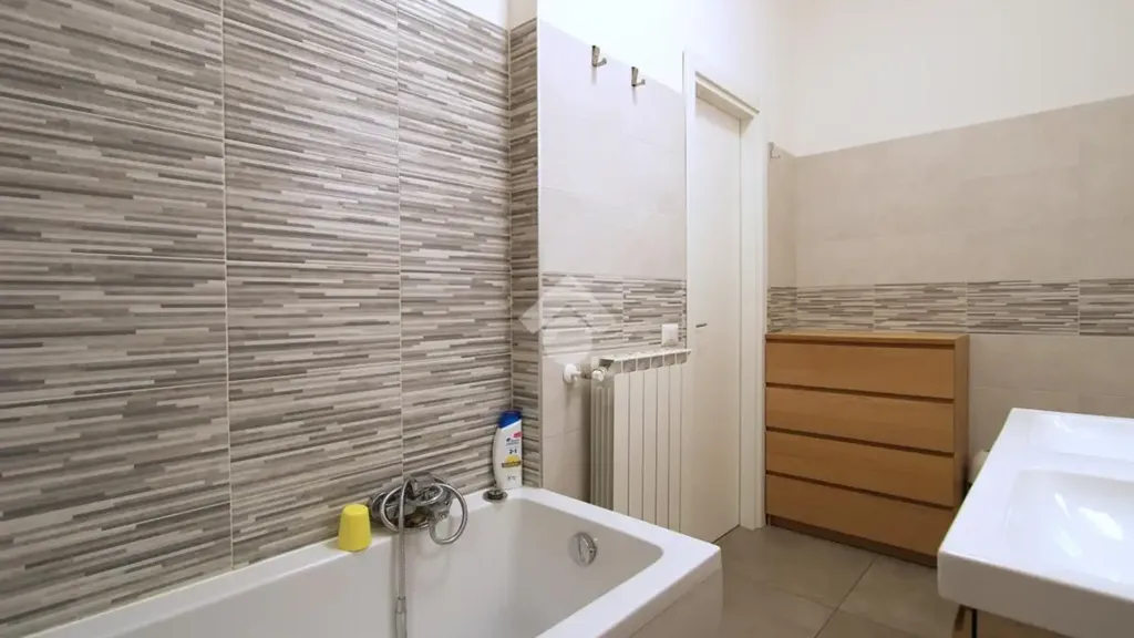 Bathrooms - Rustic Detached House with Garden in Bareggio