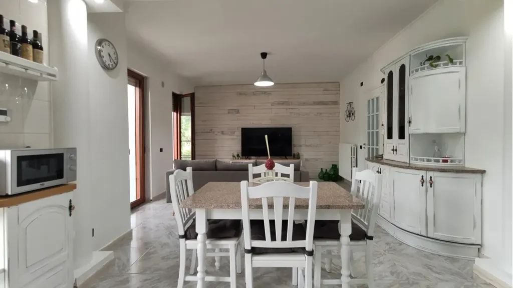 Salle à manger - Rear-Facing Apartment with Solarium in Solofra