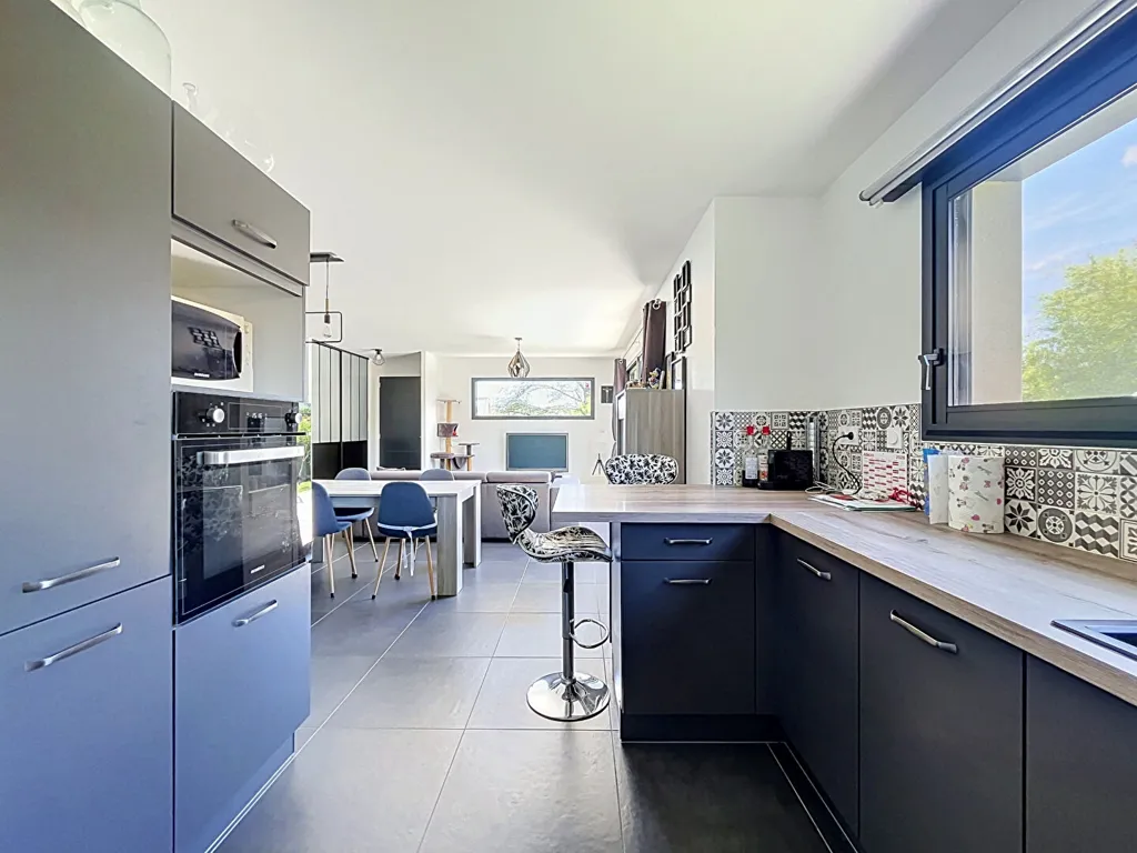 Köök - Contemporary Villa with Large Garden in Quiet Area
