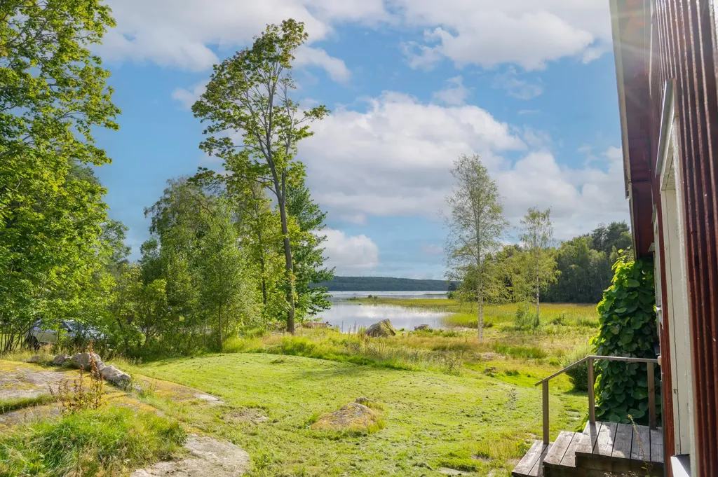 Aed - Lakefront Plot with Private Beach in Örebro