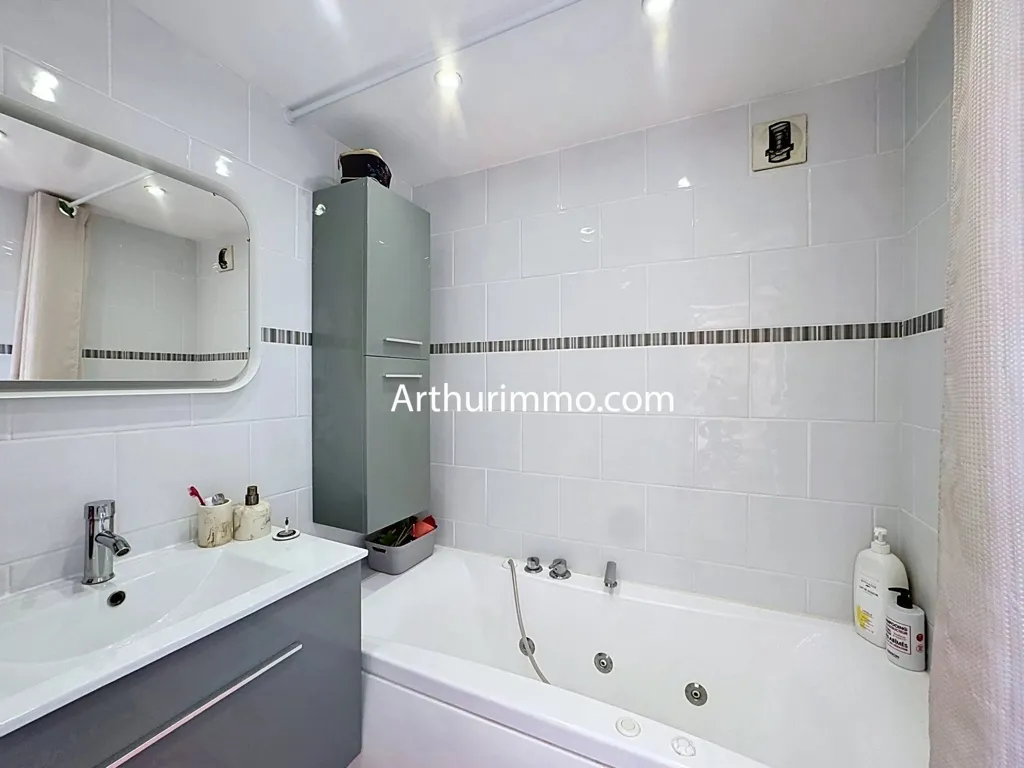 Bathrooms - 4-Piece Apartment with Balcony in Créteil