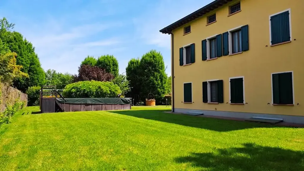 Garden - Villa with Pool and Garden in Correggio