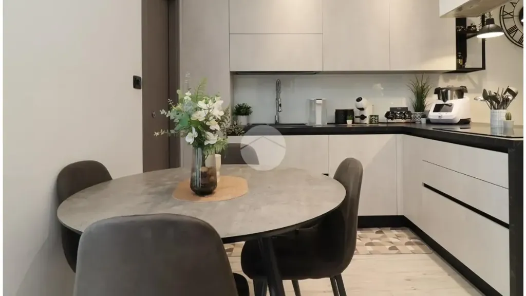 Cuisine - Modernised Apartment with Balcony in Lucento, Turin