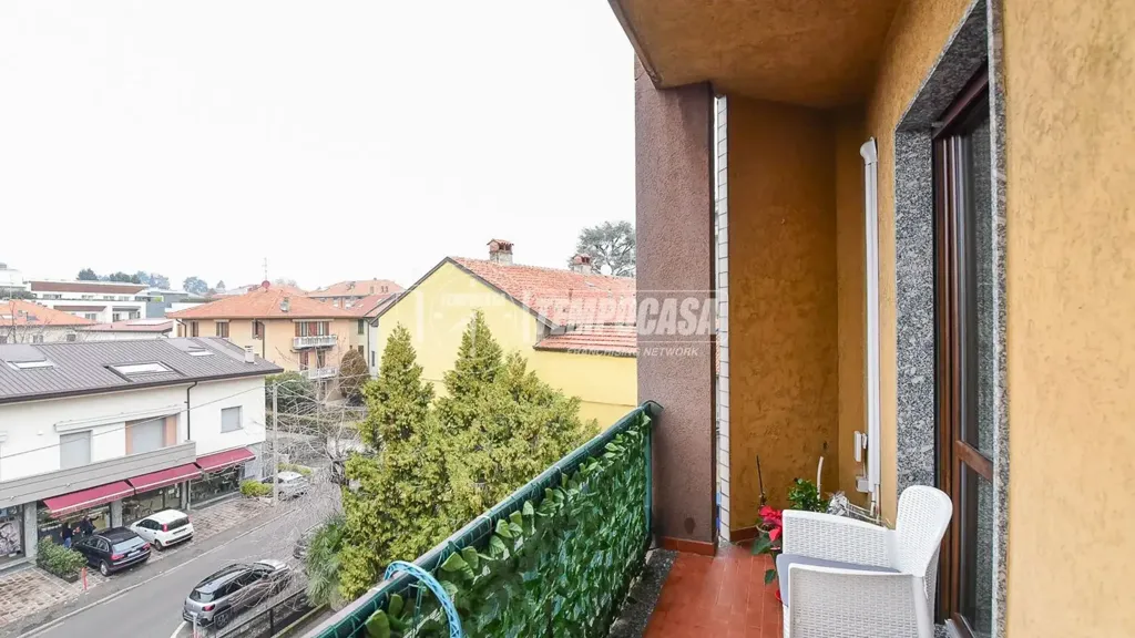Balcon - Third Floor Flat with Balconies in Cantù