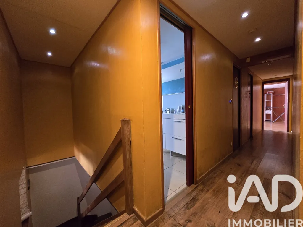 Hallway - 5-Piece Apartment with Balcony in Paris