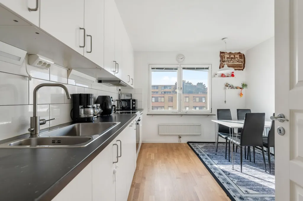 Cuisine - 3-Room Apartment with Balcony in Akalla