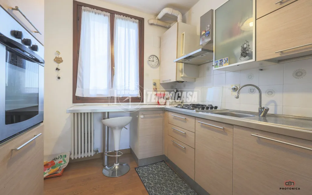 Cuisine - Modernised Two-Bedroom Flat with Balcony in Bologna