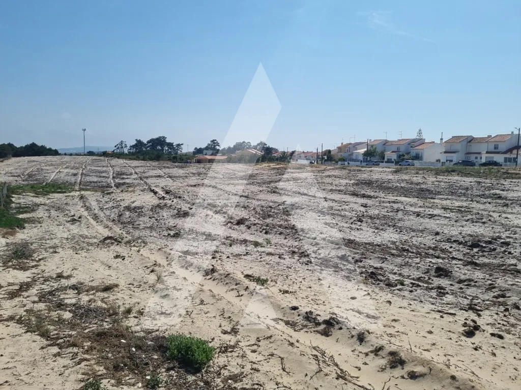 Aed - Construction Plot with 10 Apartments in Nazaré