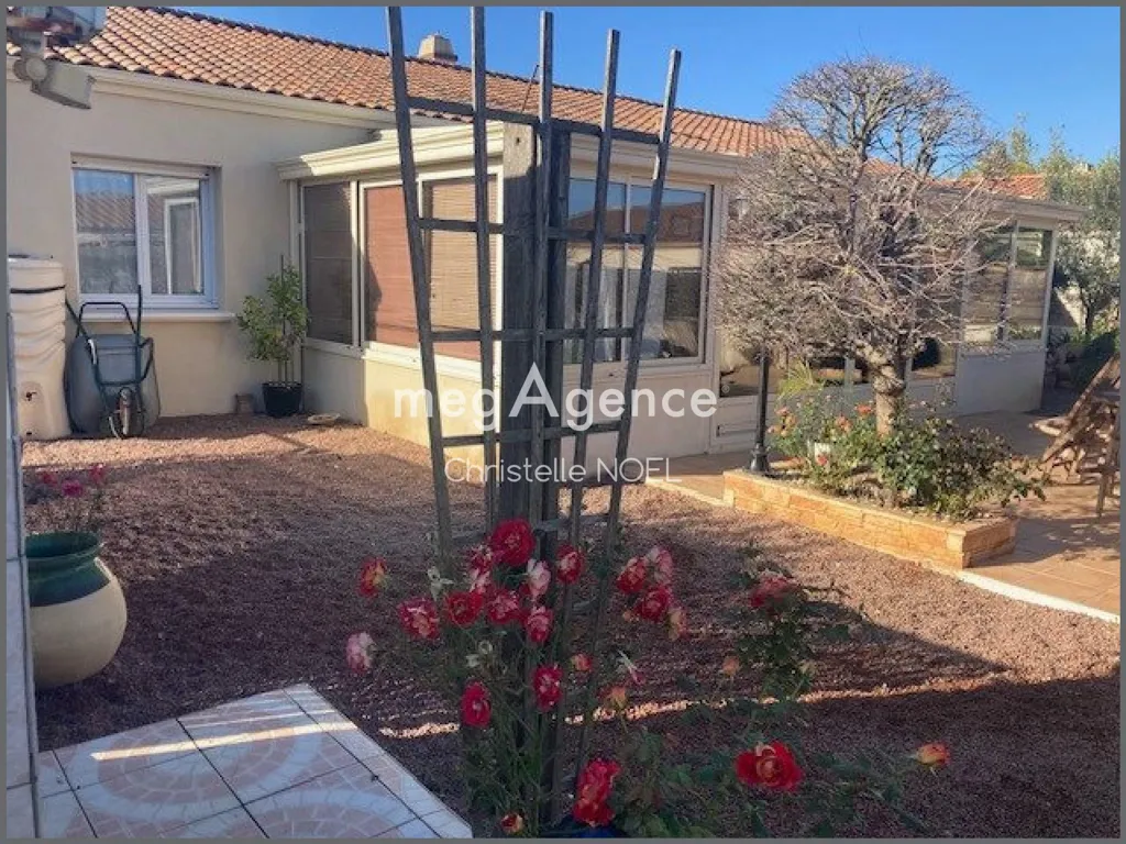 Aed - Modern House with Garden in Luçon