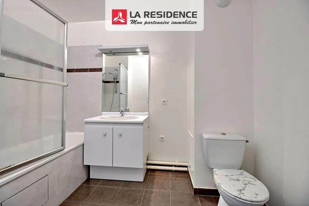 Bathrooms - Apartment with Private Parking in Andrésy