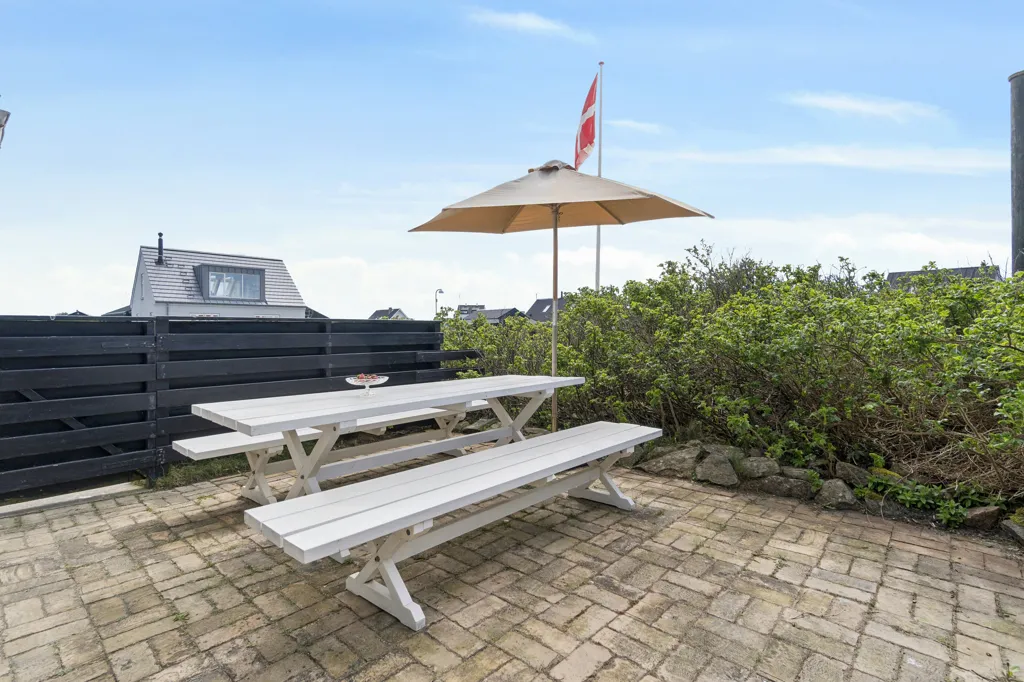 Terrasse - Conservation-Grade Lighthouse Farmhouse on West Coast